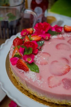Veganský jahodovo–ořechový dort s plátkami růží