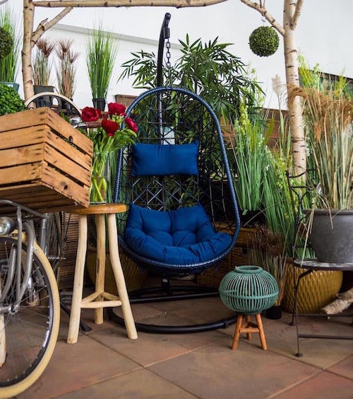 Moderní nábytek na zahradu – zahradní křeslo, zahradní lampa a dekorace