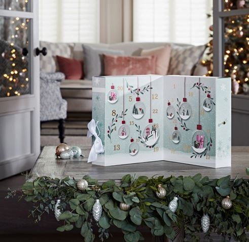 Adventní kalendář kniha, Aromatické svíčky Yankee Candle 24 ks + svícen-22351
