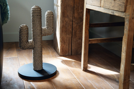 Dřevěné škrabadlo se sisálem, CACTUS, černé, 35 x 35 x 60 cm-28782