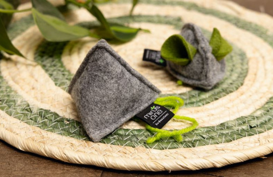 Filcová hračka pro kočky s šantou, pyramida MINUS ONE, 2 ks, hnědá a šedá, 7.5 cm-28037
